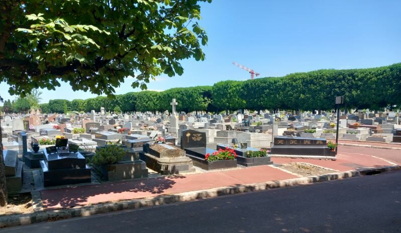 Nettoyer et fleurir une tombe en France