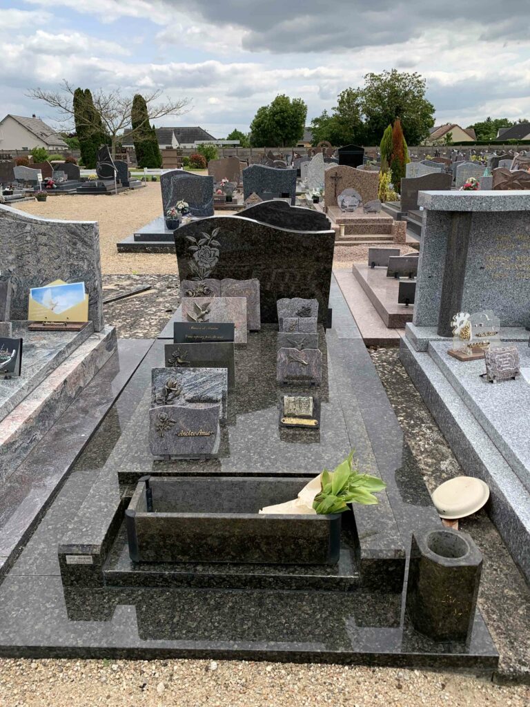 Visite de contrôle entretien tombe au cimetière de Mehun-sur-Yèvre